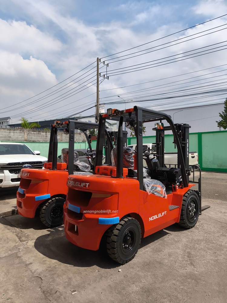 xe-nâng-dầu-4 tấn.jpg (259 KB)